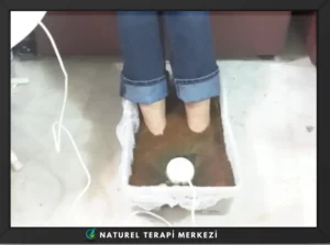 El ve ayak detoksu sırasında ayakların su dolu detoks cihazında toksinlerden arındırıldığı seans