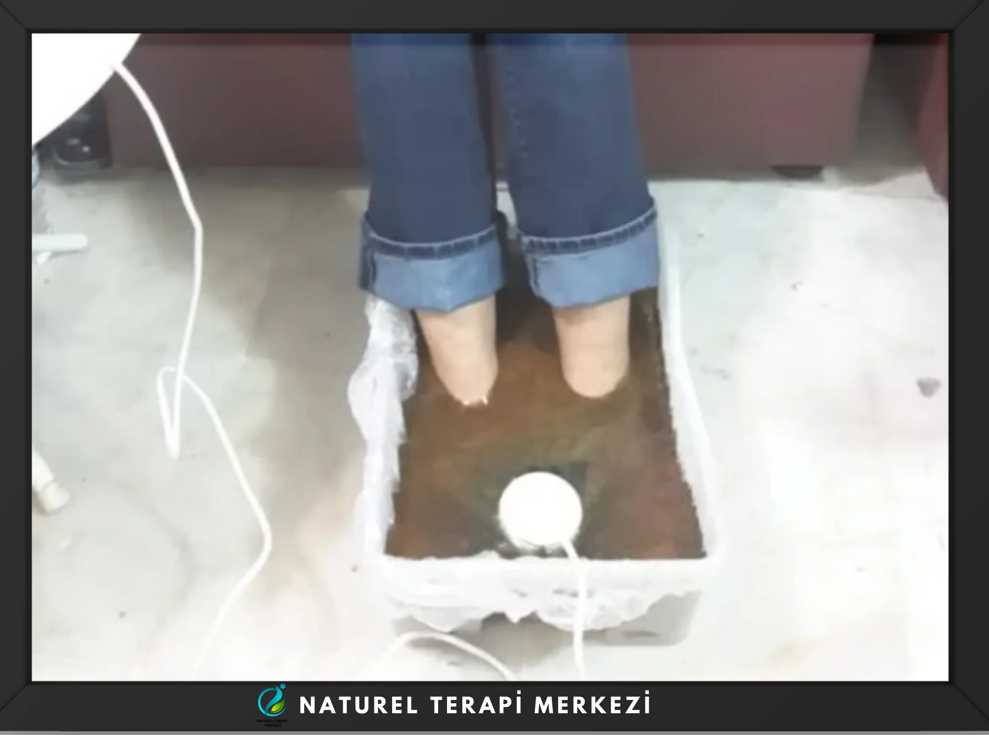 El ve ayak detoksu sırasında ayakların su dolu detoks cihazında toksinlerden arındırıldığı seans