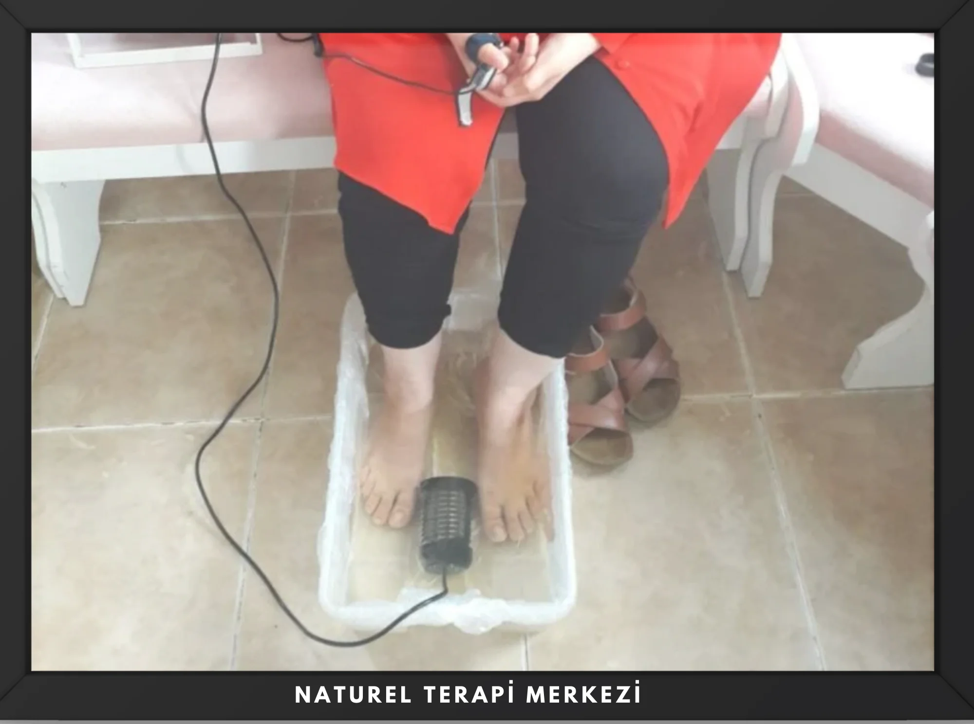 El ve ayak detoksu sırasında ayakların özel cihazla toksinlerden arındırıldığı detoks seansı