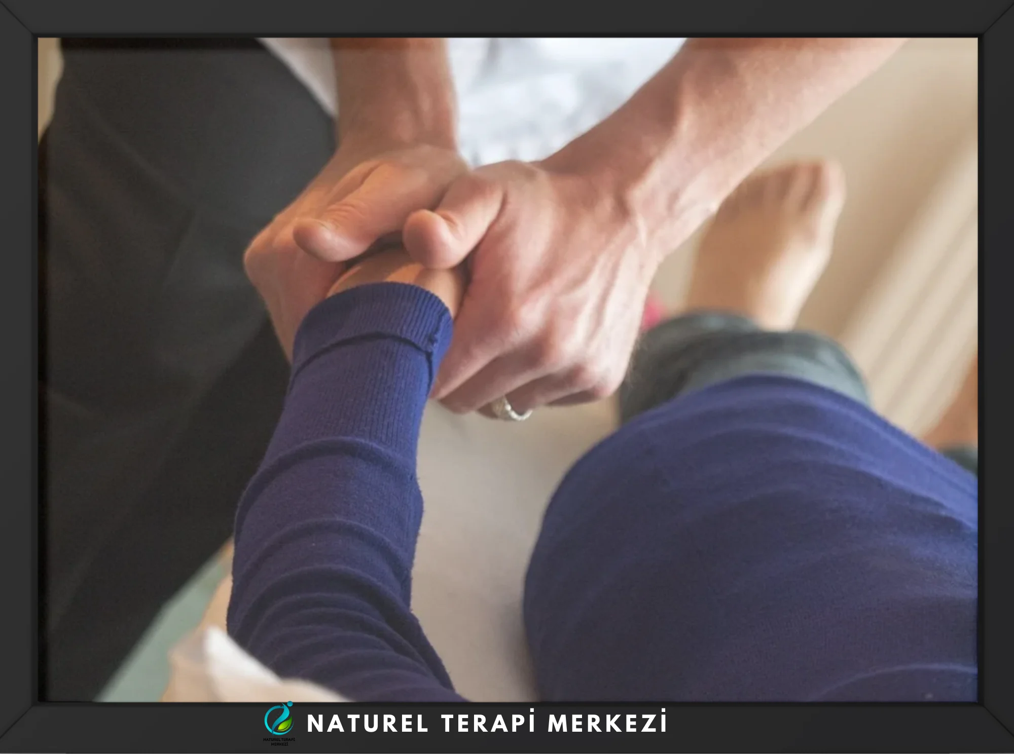 Fizyoterapist tarafından uygulanan manuel terapi ile kol ve eklem tedavisi